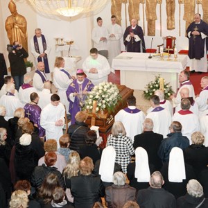 Biskup Šaško predvodio sprovodne obrede i misu zadušnicu za preminulog vlč. Marka Dujma